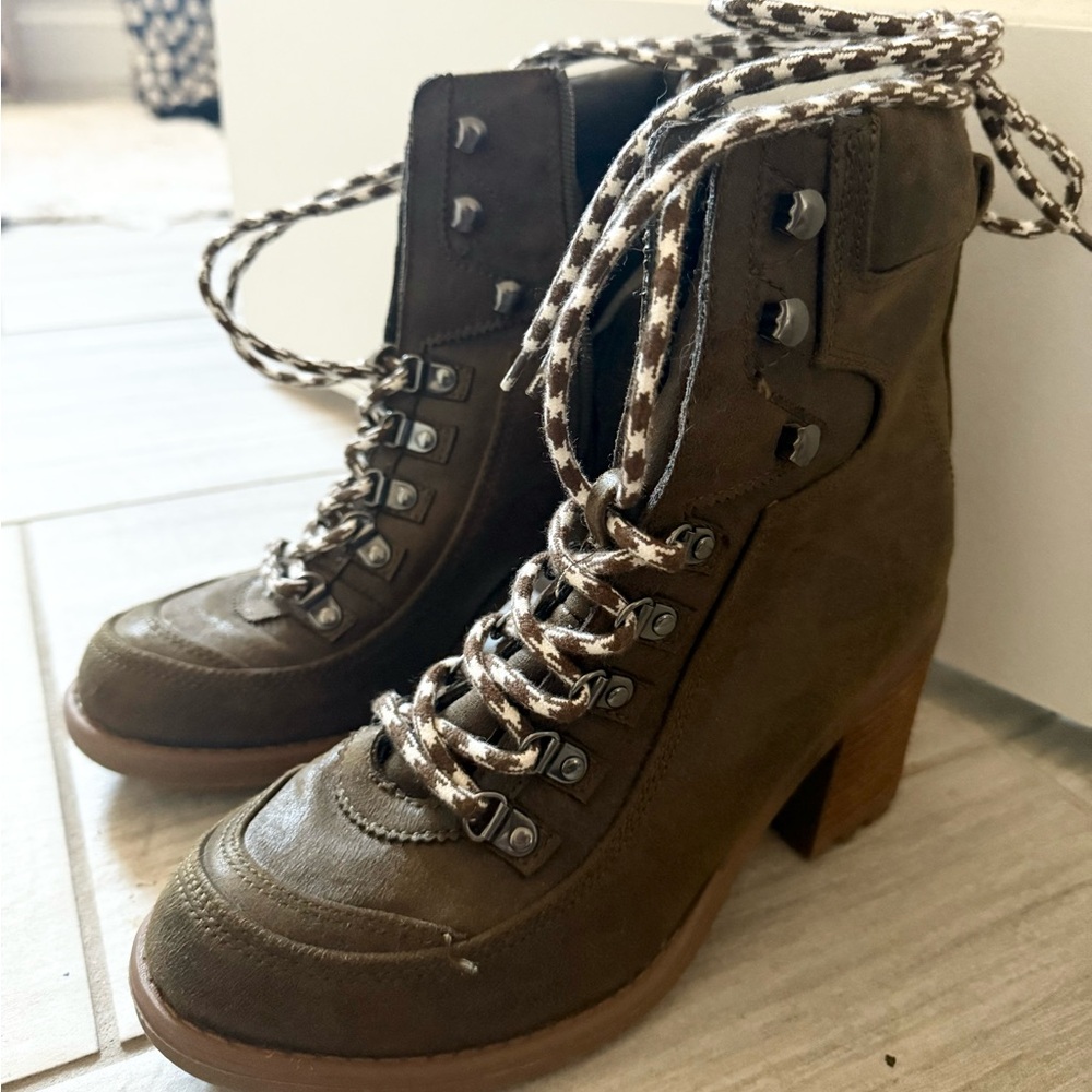 Dark army green boots only worn once